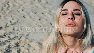 金发女郎在沙滩上接吻的肖像